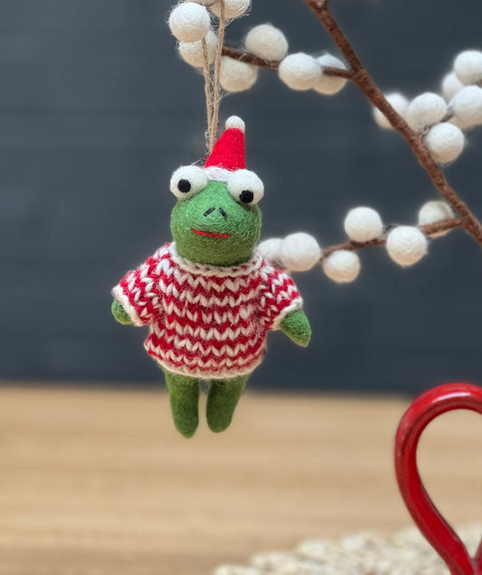 ethik felt || frog with knitted jumper decoration